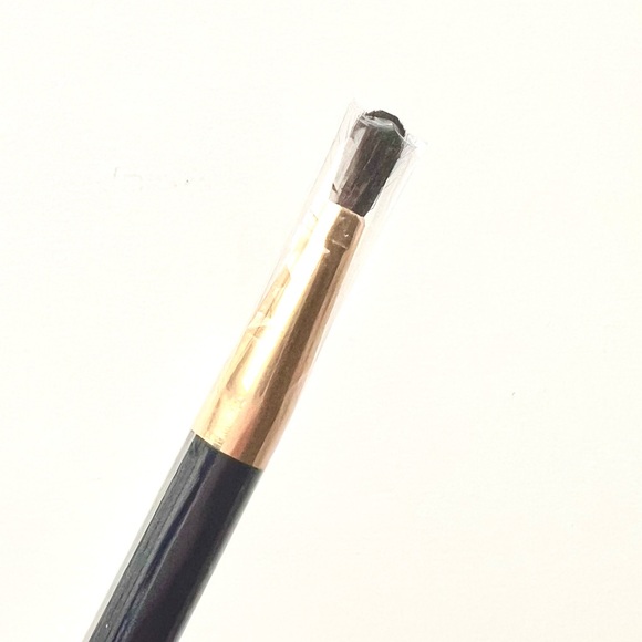 🆕 Estée Lauder Small Eye Shadow Contour Brush. Part of seasonal collection. - Picture 4 of 5